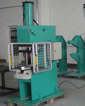 汽車(chē)行業(yè)如何運(yùn)用鉚接機(jī)提高組件質(zhì)量和生產(chǎn)效率?