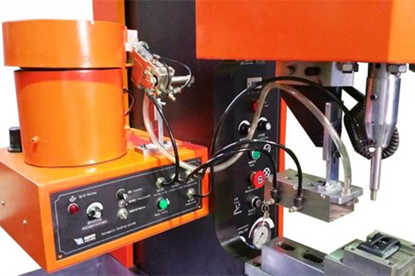 自動送料鉚接機不僅安裝方便且提高生產(chǎn)效率! 圖1